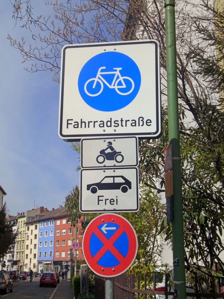 dürfen fahrräder auf der straße fahren