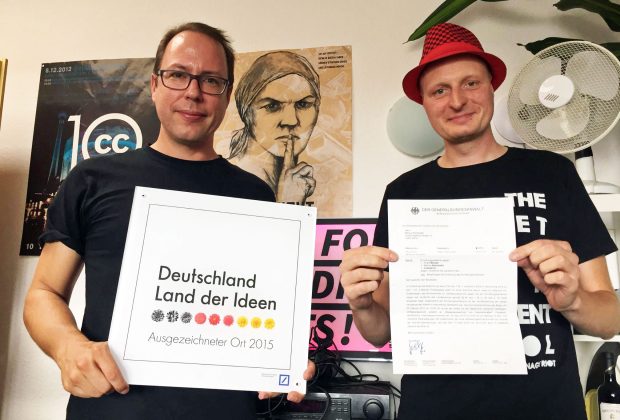 Markus Beckedahl und Andre Meister, links mit der Bundesregierungsurkunde "Ausgezeichneter Ort", rechts mit dem Schreiben des Generalbundesanwaltes. Foto: Netzpolitik.org. Creative Commons LizenzvertragDieses Bild steht unter einer Creative Commons Lizenz.