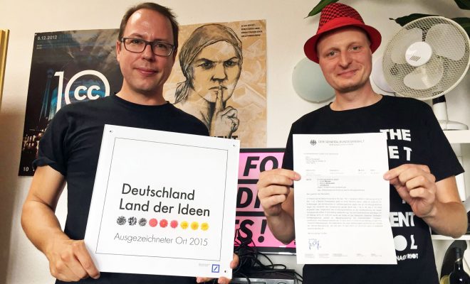 Markus Beckedahl und Andre Meister, links mit der Bundesregierungsurkunde "Ausgezeichneter Ort", rechts mit dem Schreiben des Generalbundesanwaltes. Foto: Netzpolitik.org. Creative Commons LizenzvertragDieses Bild steht unter einer Creative Commons Lizenz.